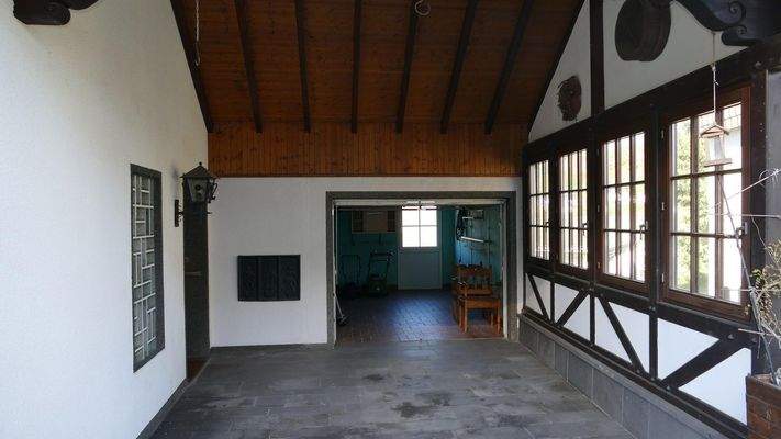 EG: Hof mit Garage und Eingang