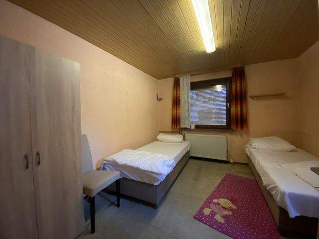 Haus (6 Zi.,möbliert) mit 2 Stellplätzen und Garten - nur für Firmen! - Photo 5