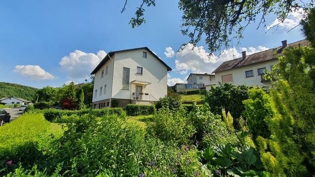 Hauseingangsseite mit vorgelagerten Garten