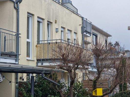 Gebäudeausschnitt, Außenansicht Wohnung mit Balkon