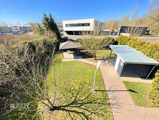 Blick in den Garten Blick von der Terrasse - (KI generiert)