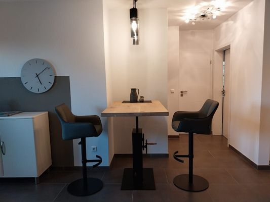 Moderne Küche mit Barhockern