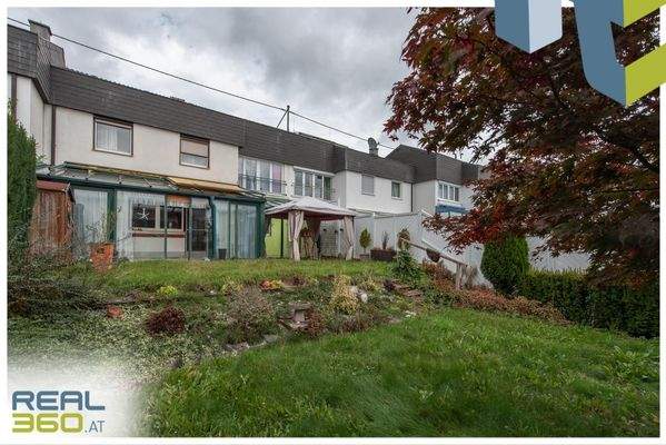 Garten mit Blick auf das Haus