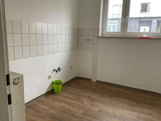 Küche mit weißen Fliesenspiegel und Fenster.jpg