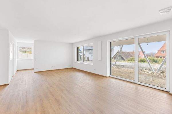 offener Wohn- und Essbereich  mit Zugang auf die Terrasse