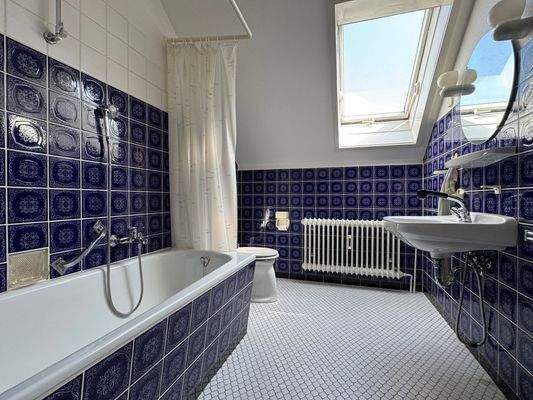 Tageslicht Wannenbad DG Wohnung