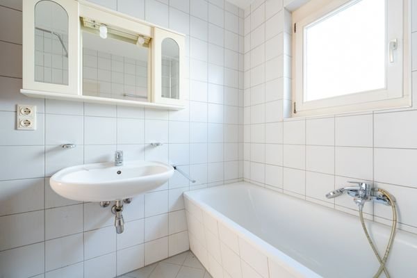IMMA-wohnung-rum-Badezimmer mit Fenster.jpg