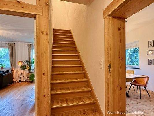 Eine schöne Holztreppe führt nach oben