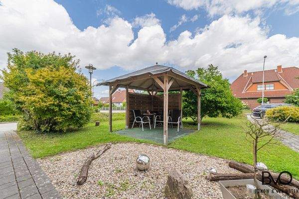 Vorgarten mit gemütlichem Pavillon