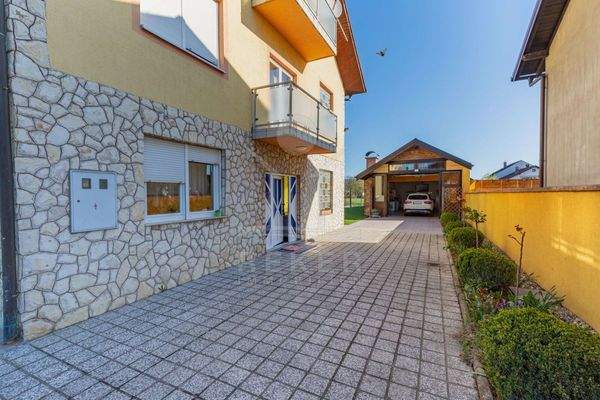 Ruhiges Mehrfamilienhaus in malerischem Rakitje