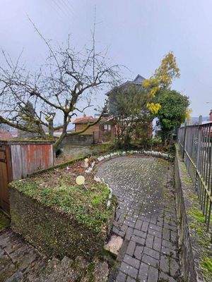 Garten mit Sitzgelegenheit