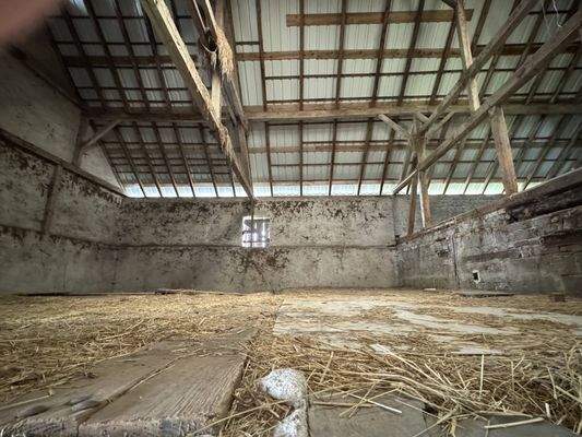 Angrenzender Stall- und Scheunenbereich