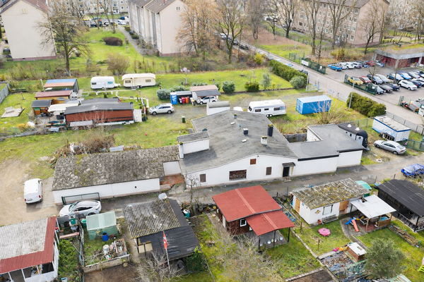 Gartenparzellen und Wohnwagenansicht