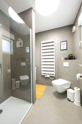 Gäste-WC mit Dusche