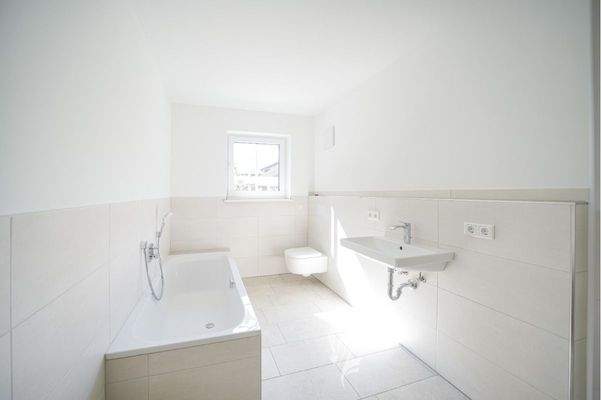 Bad mit Wann und begehbarer Dusche