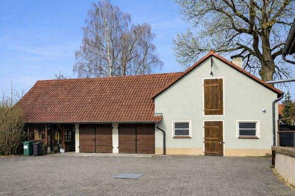 Ansicht Stall und Garagen