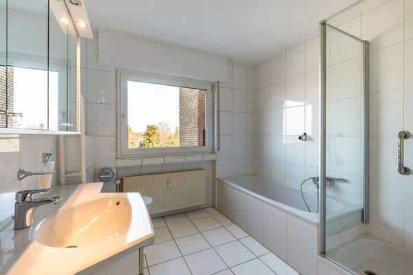 Großes Badezimmer mit Tageslicht