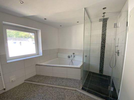 Badezimmer  (Wohnung OG)