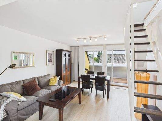 Wohnzimmer mit Treppe