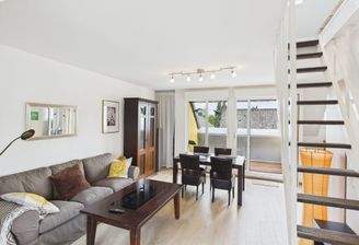 Wohnzimmer mit Treppe