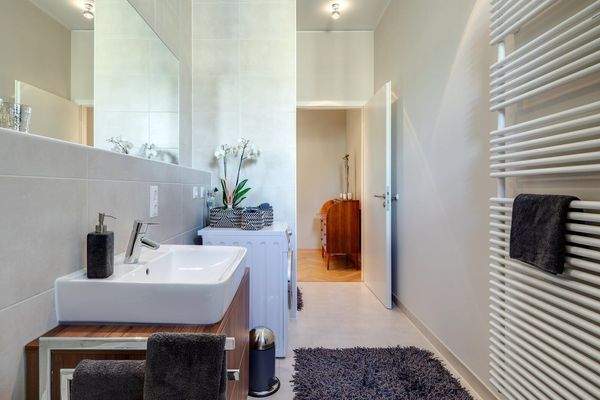 Badezimmer mit Waschmaschine