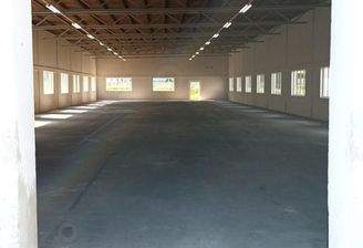 Halle - Sicht durch das Tor.jpg