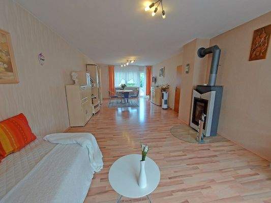 Wohnzimmer mit Blick zum Esszimmer