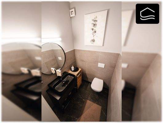 WC Showroom Dachgeschoss - Logo.jpg