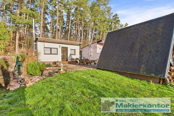 Garten mit Finnhütte und Bungalow