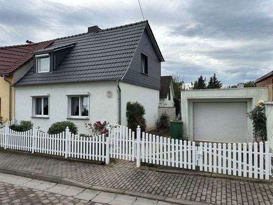 Doppelhaushälfte - Straßenansicht