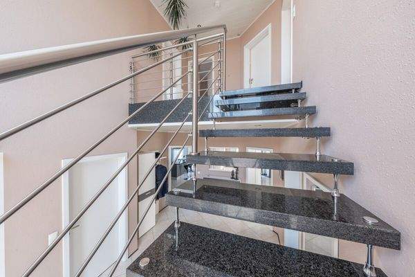 Über die Granittreppe mit Edelstahllauf