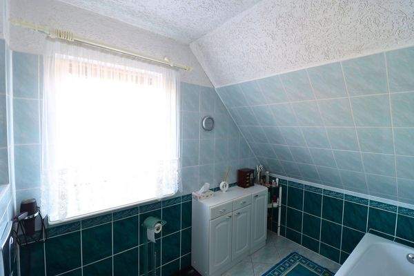 Badezimmer mit Wanne OG