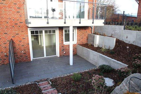 sonnige, überdachte Süd-West Terrasse mit Gartenanteil