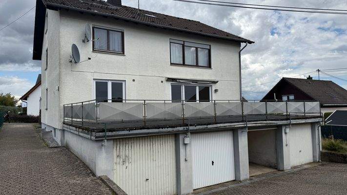 Rückansicht mit Garagen