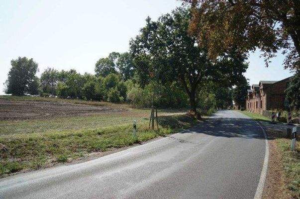 in das Dorf kommend - Grundstück links