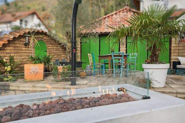 Außenbereich mit Nebengebäude