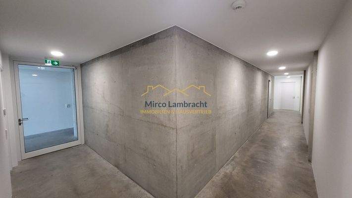 Flur, der alle 5 Räume verbindet