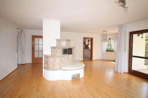 Wohnzimmer mit Kachelofen (EG)