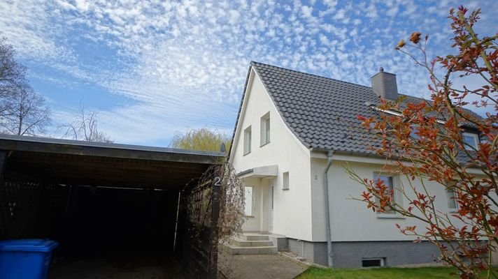 Hausansicht mit Carport