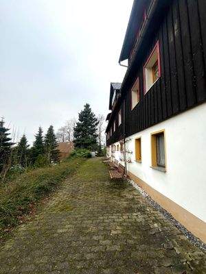 Seitenterrasse mit Sitzmöglichkeiten und Blick in das Umland