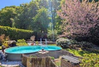 Pool mit Tropenholzdeck