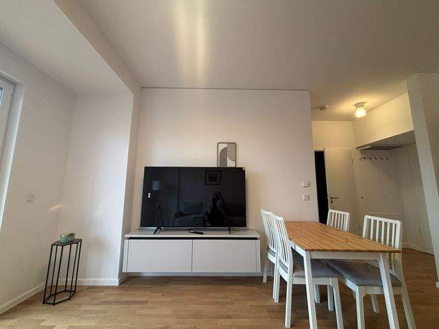 Erstbezug nach Sanierung - Vollmöblierte 2-Zimmer mit Parkett, Balkon, EBK, Fußbodenh. u. Belüftungsanlage - Photo 4