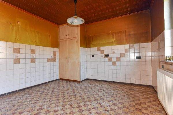 Küche mit Vorratsschrank