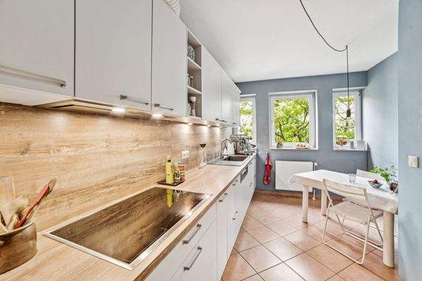 Die geräumige Küche lädt zum Verweilen ein