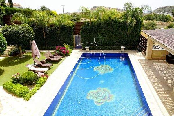 Villa Agios Tychonas