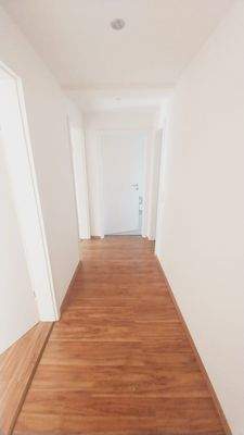Heller Flur mit Holzboden