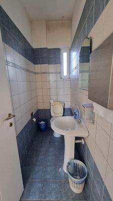 Kreta, Chersonisou: Gebäude mit Wohnung und Praxis zu verkaufen