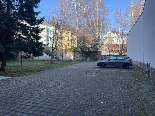 großes Grundstück mit Stellplätzen