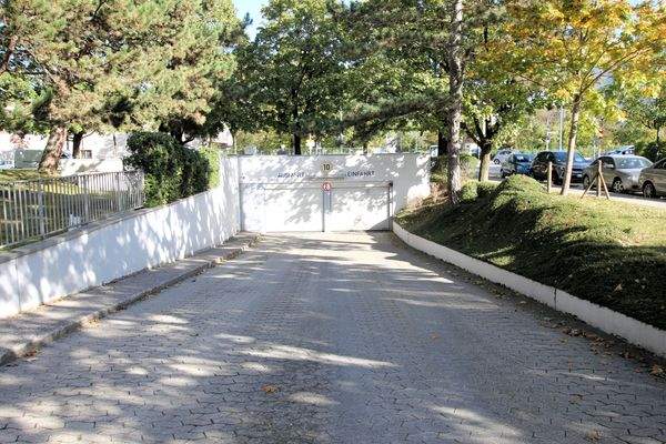 Tiefgaragenein- und Ausfahrt