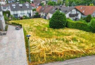 Grundstück von der Straßenseite 